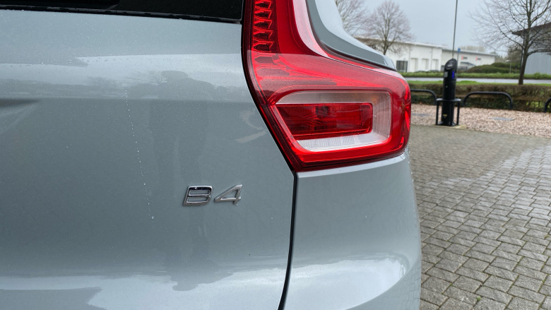 Volvo XC40 2.0 B4P Ultra Dark 5dr Auto Petrol Estate